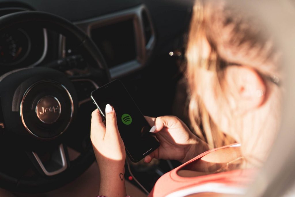 Mulher conectando a aplicação do spotify ao carro
