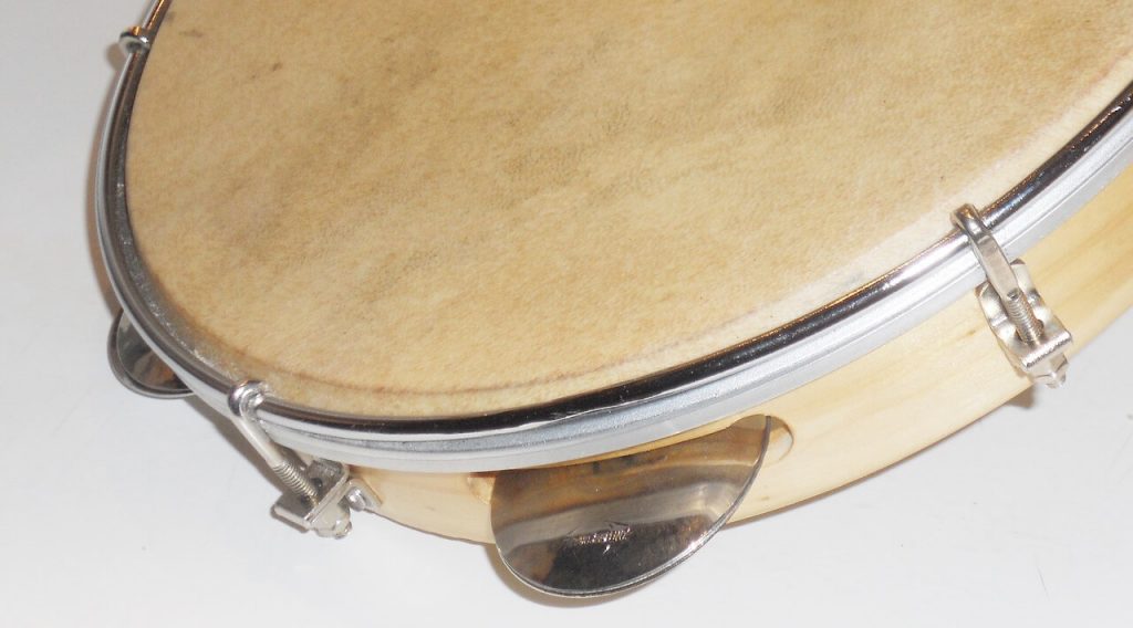 Imagem de um pandeiro, um instrumento de percussão muito utilizado na música de samba. 